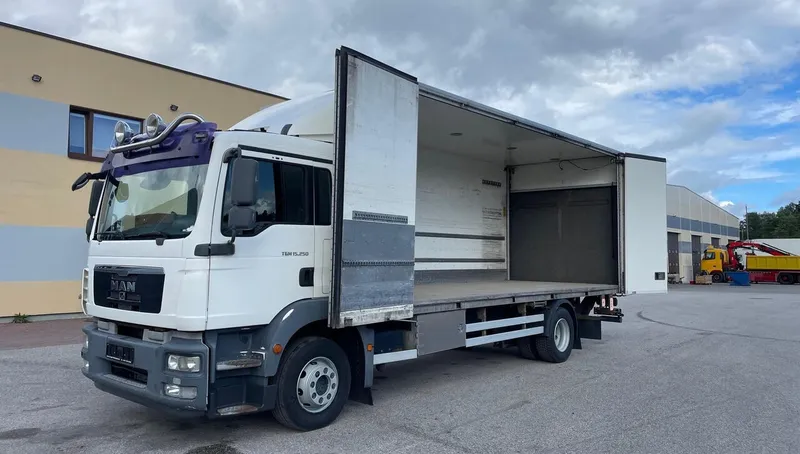 Автомобиль MAN TGM с гидробортом для грузоперевозок